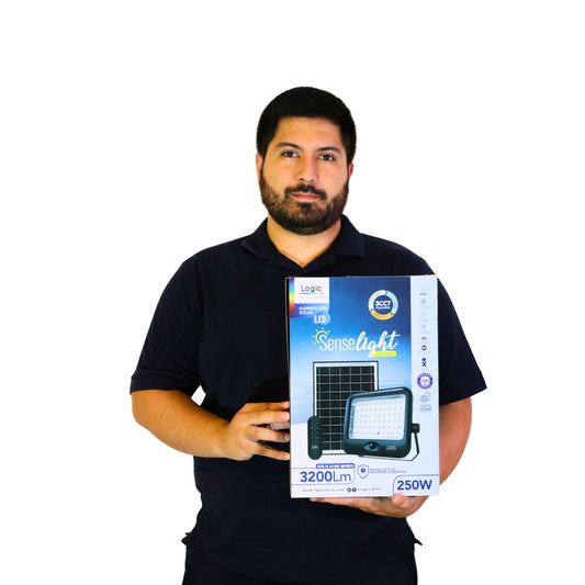 Felipe con caja del Proyector solar LED SenseLight 250W marca LOGIC con panel solar y control remoto, ideal para iluminación exterior en patios, jardines y accesos.