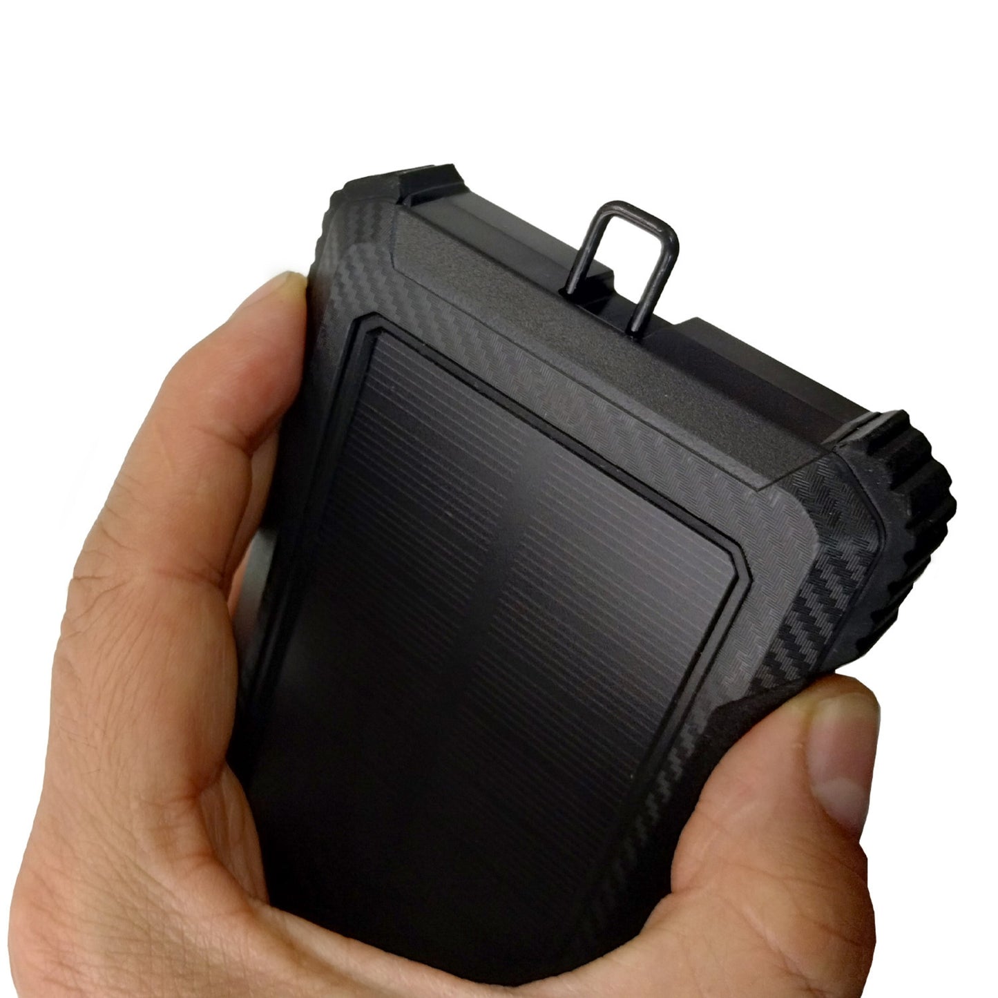Power bank solar resistente con diseño robusto ideal para uso outdoor y emergencias