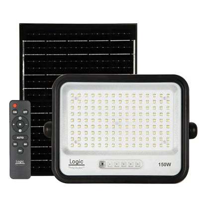 Proyector Solar LED EcoLuz Plus 150W con panel solar monocristalino, control remoto, tecnología 7CCT ajustable e índice de protección IP66 para patios, jardines, estacionamientos y accesos exteriores.