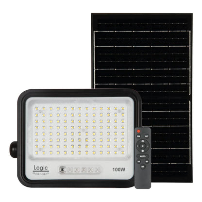 Proyector Solar LED EcoLuz Plus 100W con panel solar monocristalino, control remoto, luz ajustable 7CCT e índice de protección IP66 para patios, jardines, terrazas y accesos.