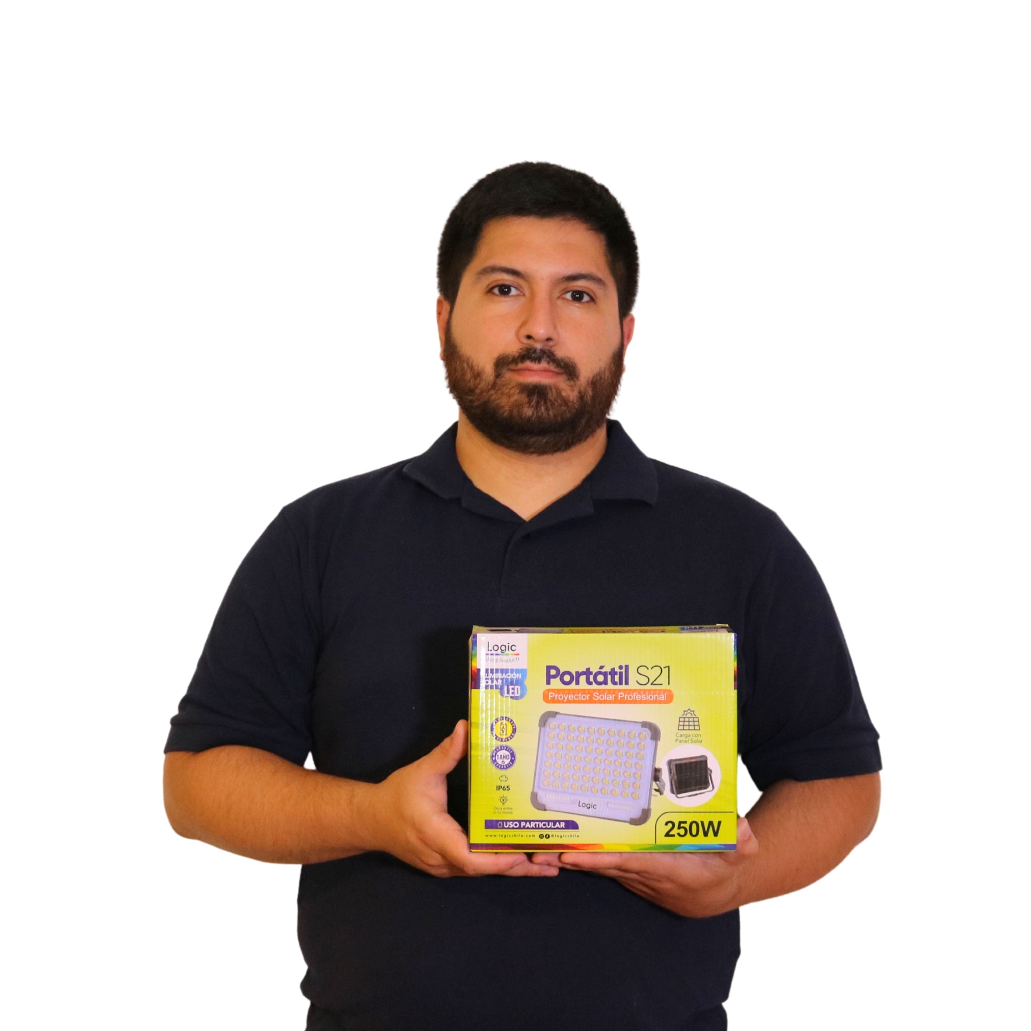 Felipe mostrando proyector solar portátil S21 profesional 250W marca LOGIC con panel solar, ideal para iluminación en emergencias, camping y trabajos exteriores.