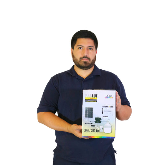 Felipe con Sistema de iluminación solar FreeLuz con 1 ampolleta LED y panel solar marca LOGIC, ideal para cortes de luz, camping y zonas sin electricidad.