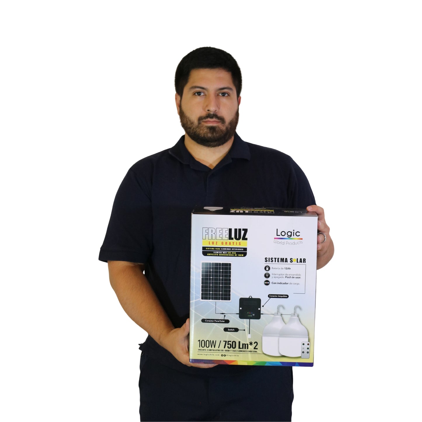 Felipe con caja del Sistema de iluminación solar FreeLuz con 2 ampolletas LED y panel solar marca LOGIC, ideal para cortes de luz, camping y zonas sin electricidad.