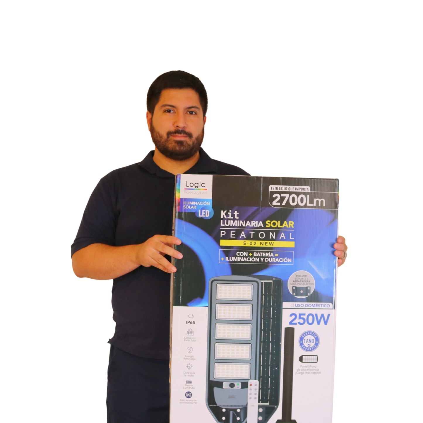 Felipe con caja del Kit luminaria solar peatonal 250W LOGIC con panel solar y control remoto para iluminación exterior.