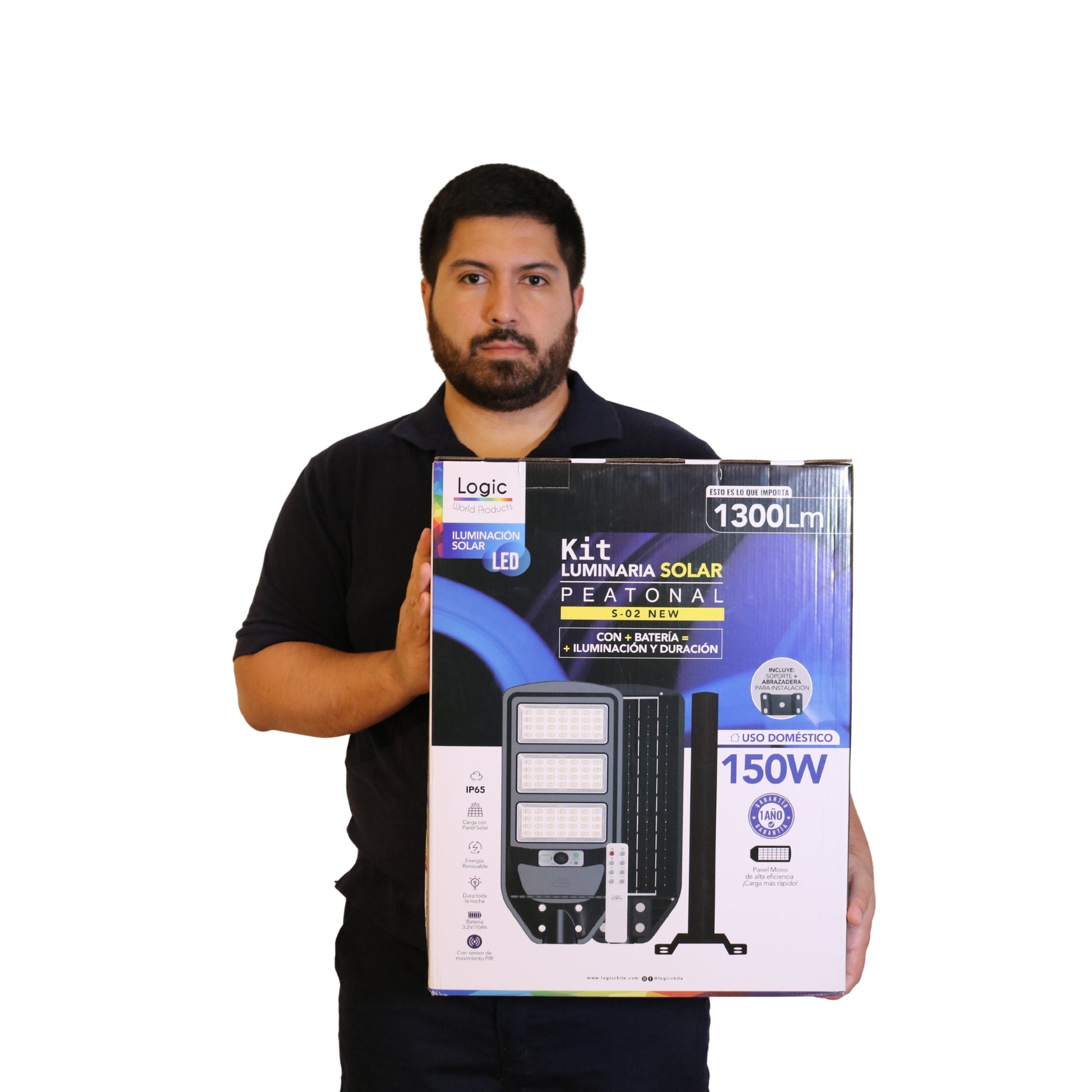 Felipe con caja del Kit luminaria solar peatonal 150W LOGIC con panel solar y batería integrada para iluminación exterior en patios, calles y parcelas.