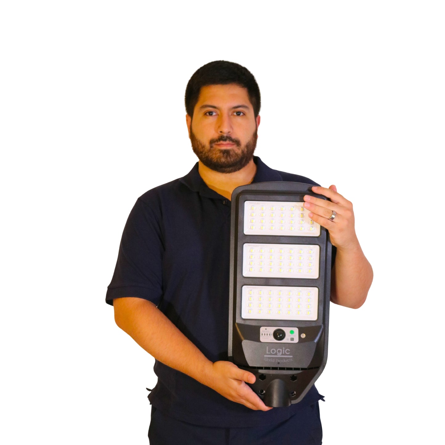 Felipe con Luminaria solar peatonal LED 150W marca LOGIC ideal para iluminación exterior de calles, patios y accesos.