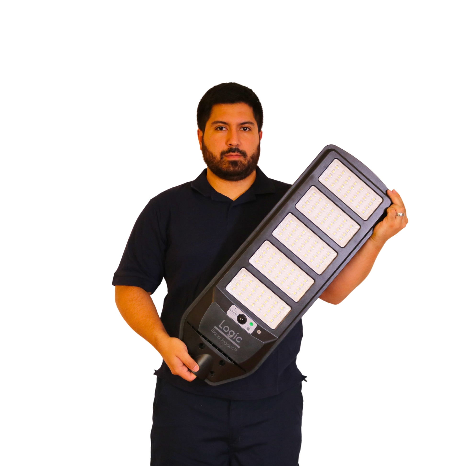 Felipe con Luminaria solar peatonal LED 250W marca LOGIC para iluminación exterior de calles, patios y parcelas.