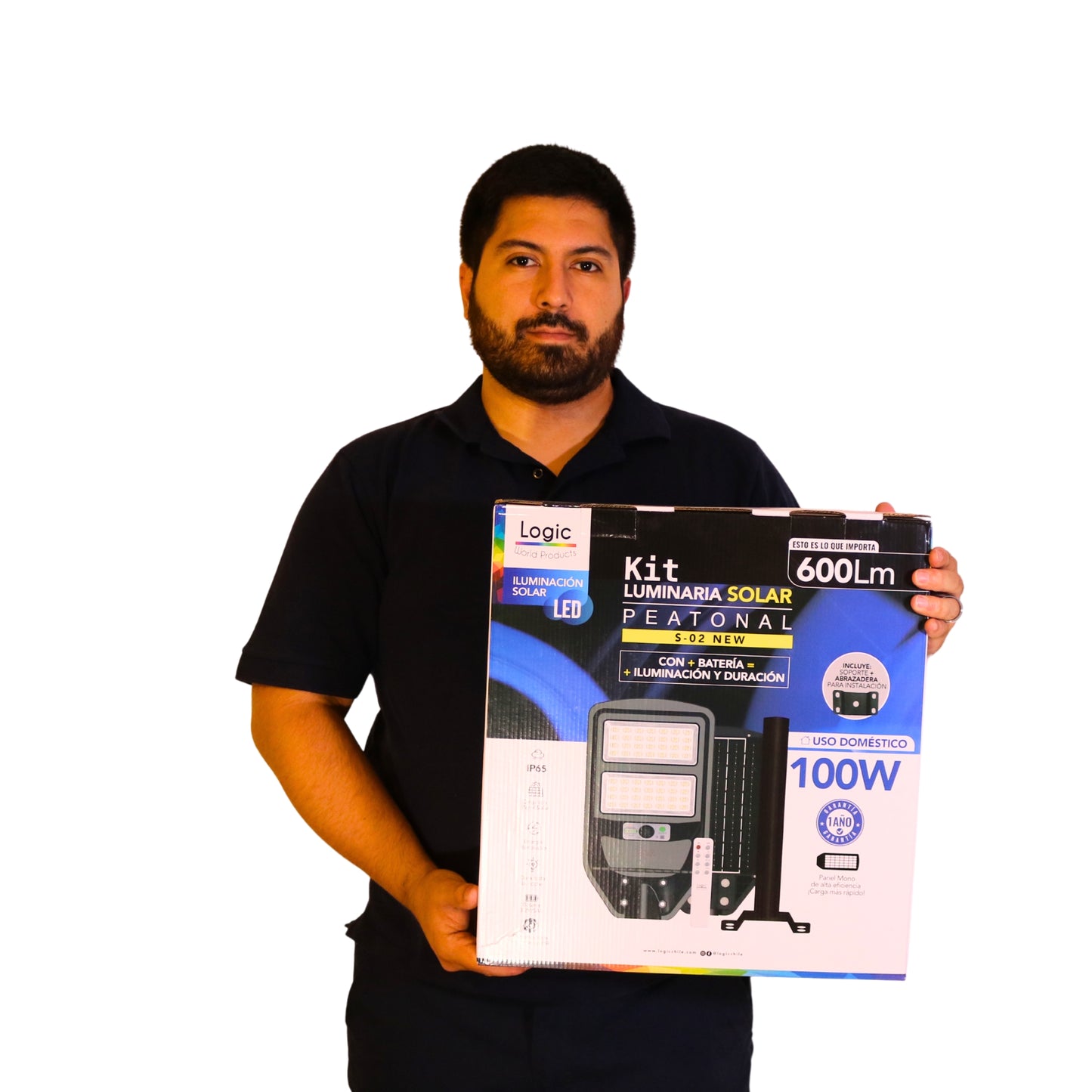 Felipe con Kit luminaria solar peatonal 100W LOGIC con panel solar y batería integrada para iluminación exterior en patios, calles y parcelas.