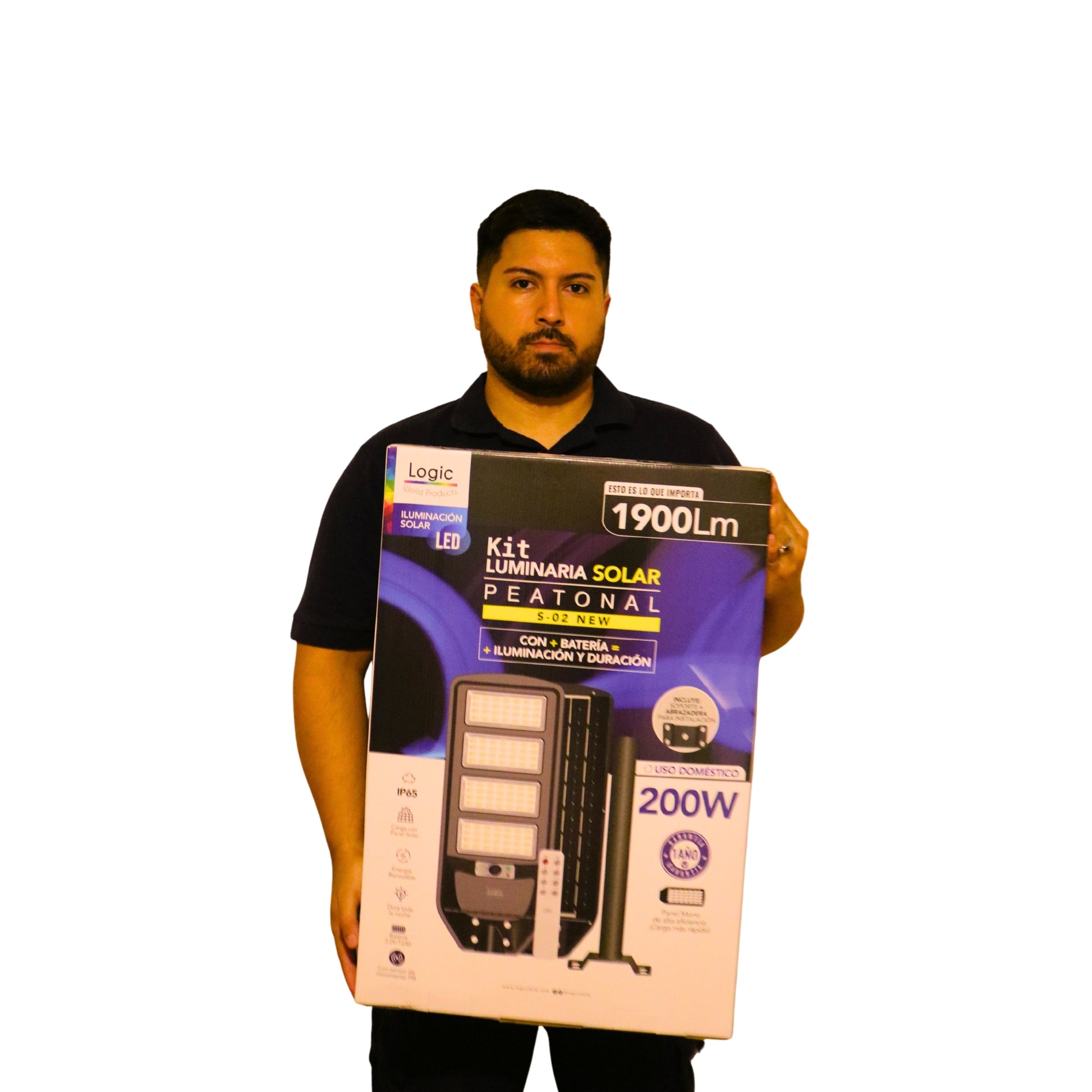 Felipe sosteniendo la caja del kit luminaria solar peatonal Logic 200W con panel solar y control remoto.