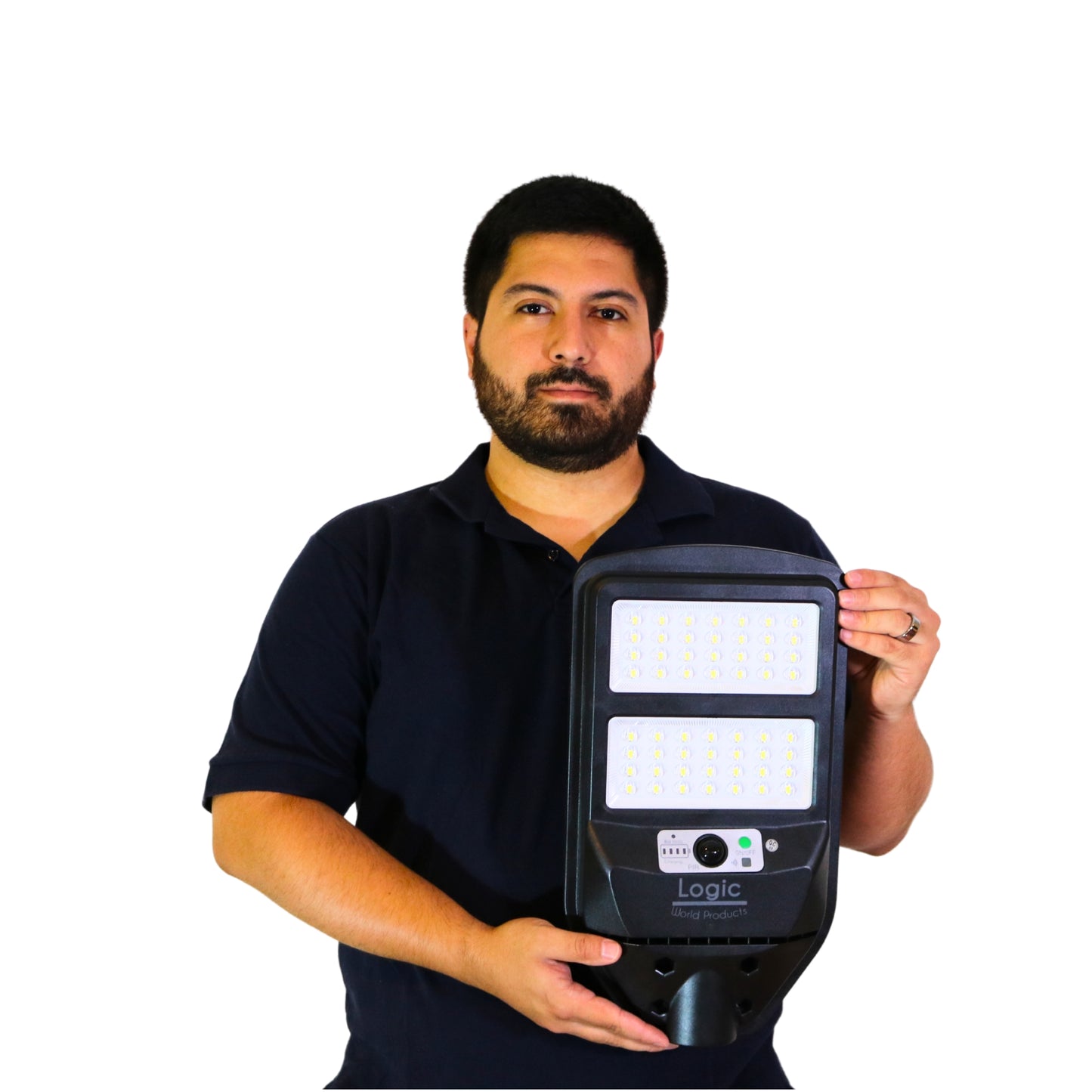 Felipe con Luminaria solar peatonal LED 100W marca LOGIC para iluminación exterior en patios, caminos, parcelas y accesos.