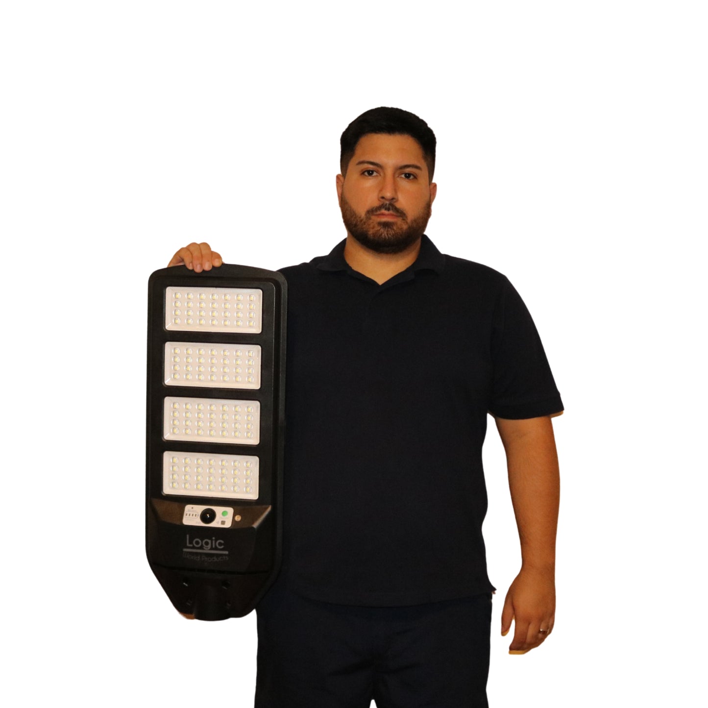 Felipe mostrando luminaria solar peatonal Logic 200W con panel LED de alta potencia para iluminación exterior.