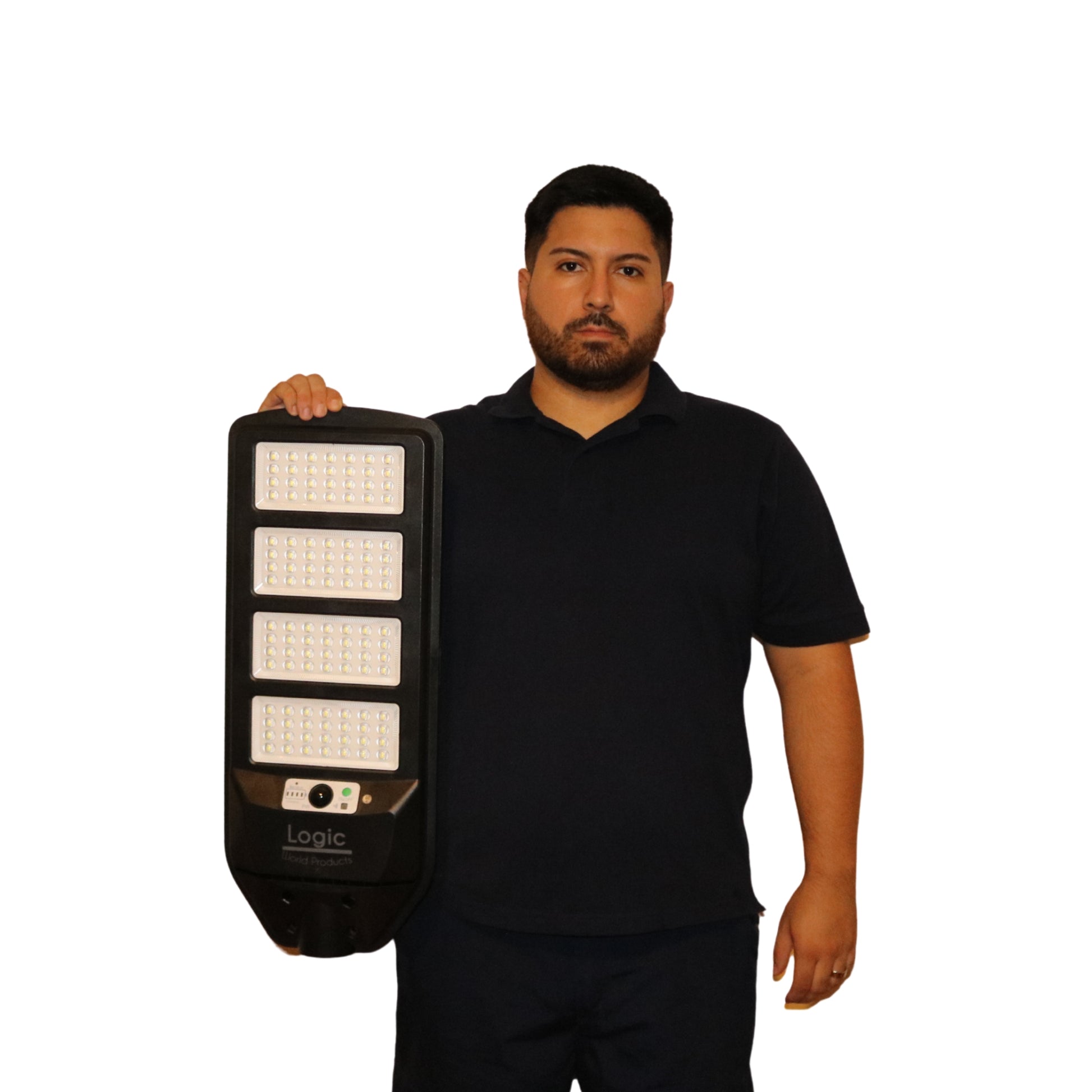 Felipe mostrando luminaria solar peatonal Logic 200W con panel LED de alta potencia para iluminación exterior.