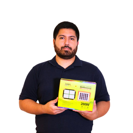 Felipe mostrando la caja del proyector portátil LED multifuncional 200W marca LOGIC con carga solar y USB, ideal para emergencias, camping y trabajos nocturnos.