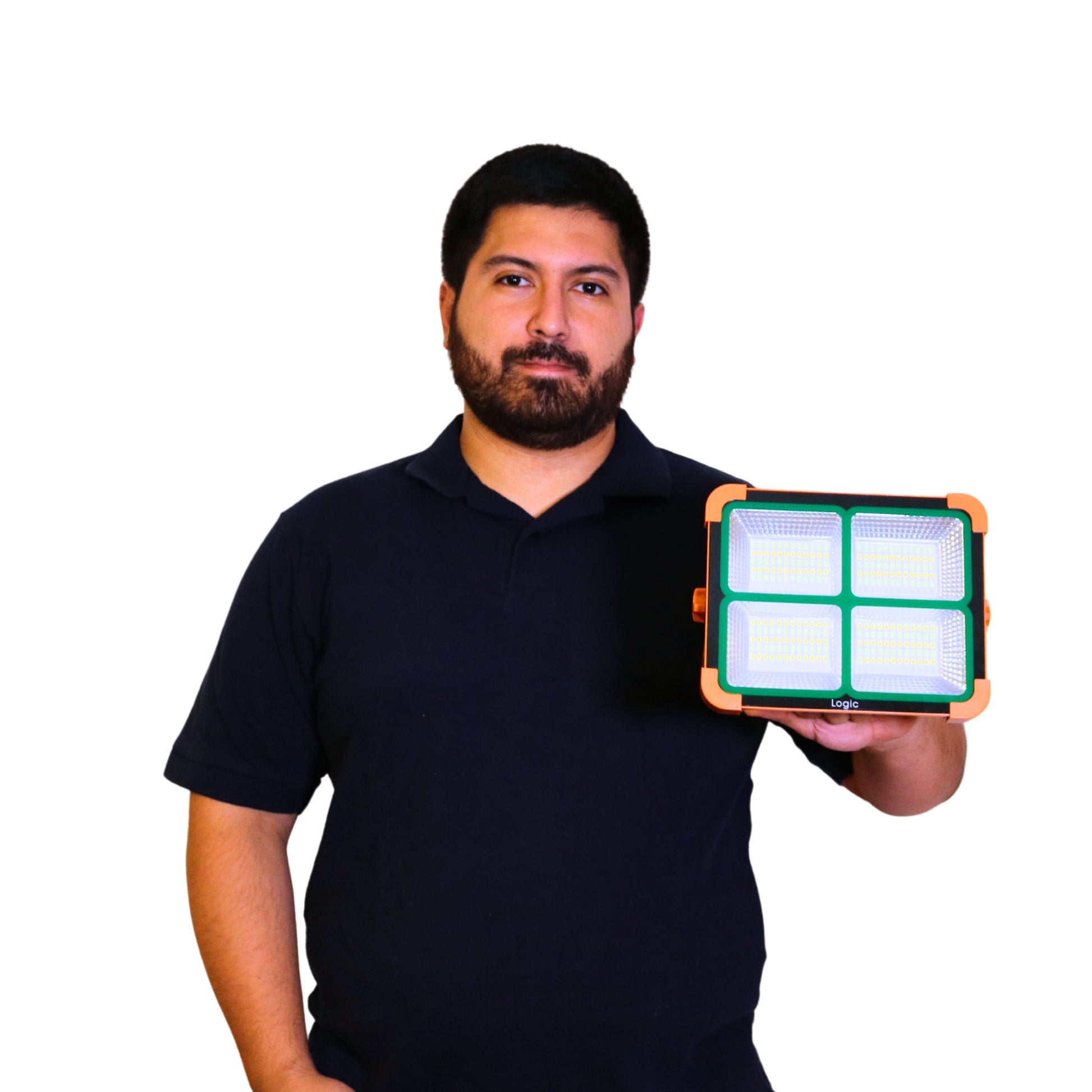 Felipe sosteniendo proyector portátil LED multifuncional 200W marca LOGIC con iluminación potente para camping, cortes de luz y trabajos exteriores.