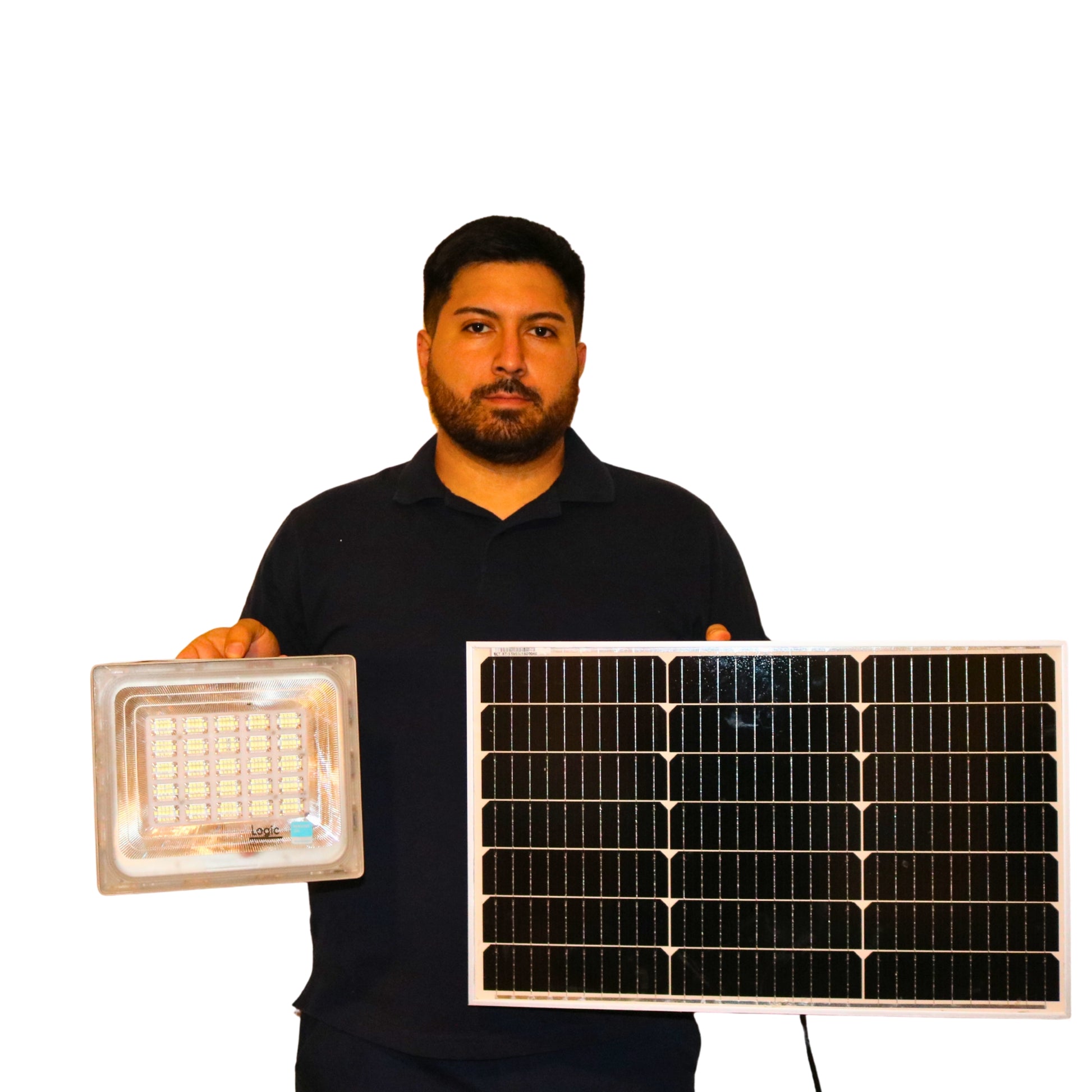 Felipe con proyector solar LED Austral 300W y panel solar monocristalino para iluminación exterior autónoma.