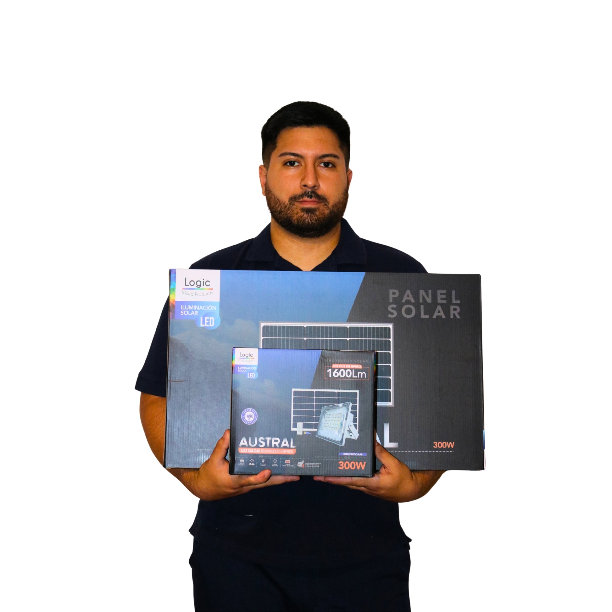 Felipe sosteniendo proyector solar LED Austral 300W con panel solar y caja del producto, ideal para zona austral de Chile.
