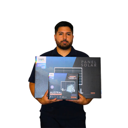 Felipe sosteniendo proyector solar LED Austral 300W con panel solar y caja del producto, ideal para zona austral de Chile.