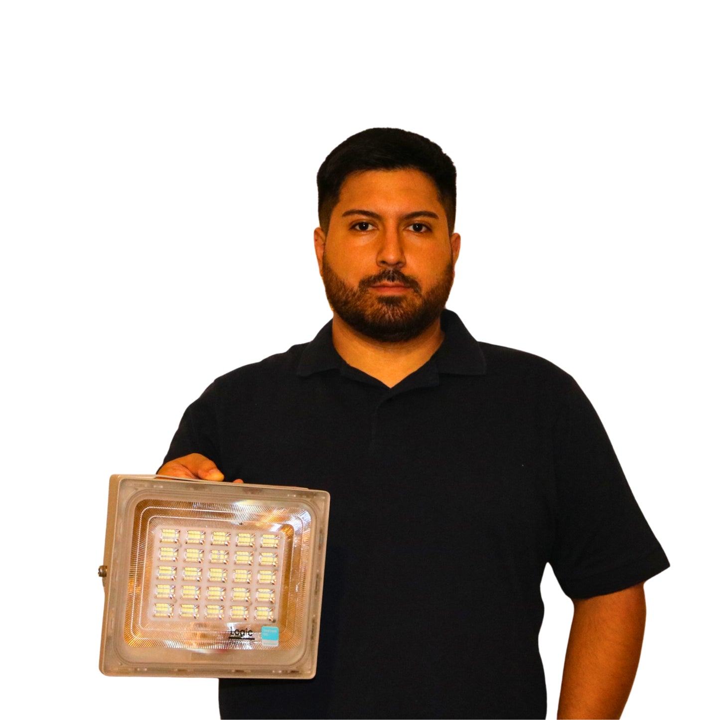 Felipe mostrando proyector solar LED Austral 300W de luz fría 6500K ideal para iluminación exterior.