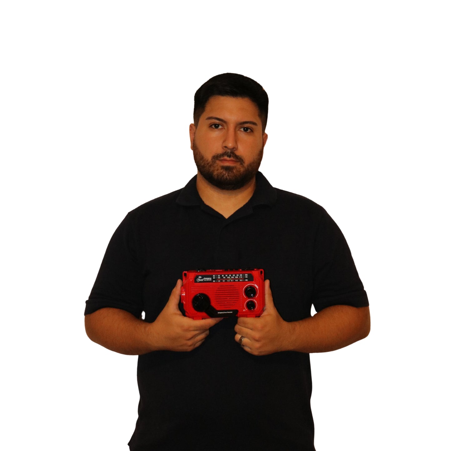 Radio portátil de emergencia Mlab con carga solar y dínamo sostenida en las manos para mostrar su tamaño compacto.