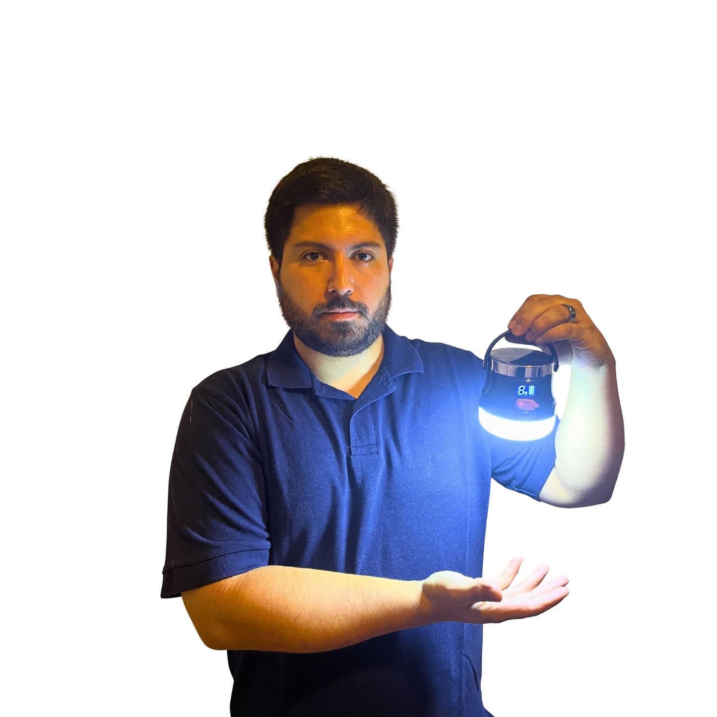 Persona sosteniendo linterna solar portátil 50W encendida mostrando su iluminación potente en uso real.