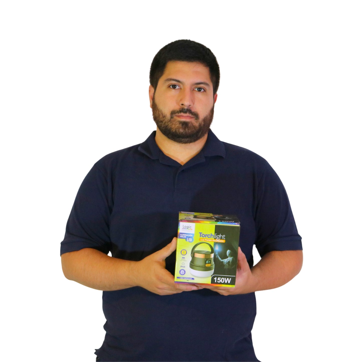 Felipe mostrando linterna solar portátil recargable Torchlight 150W ideal para emergencias, camping y uso doméstico.
