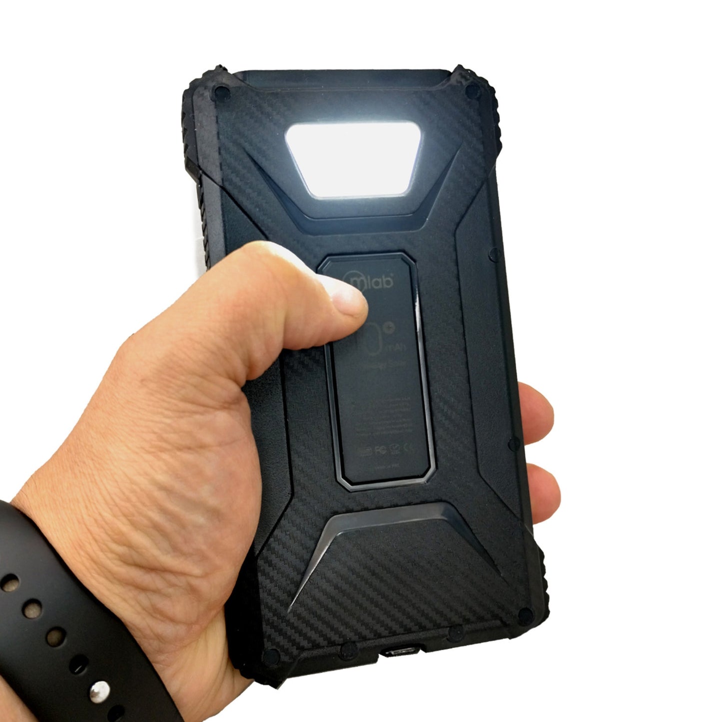 Power bank solar con linterna LED encendida iluminando en situación de emergencia