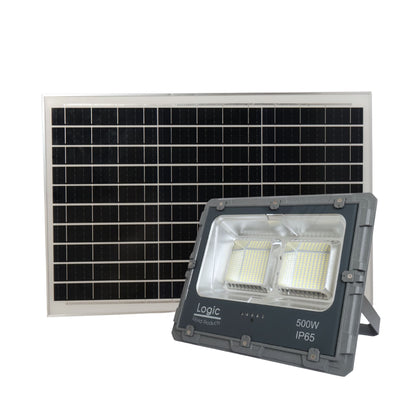 Proyector Solar LED Alta Potencia 500W Luz Fría IP65 con panel solar monocristalino externo, diseñado para iluminar estacionamientos, canchas, galpones, parcelas, accesos y grandes espacios exteriores sin conexión a la red eléctrica.