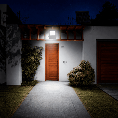 Proyector Solar LED SOL Light 150W iluminando el frontis de una casa con luz fría y energía solar.