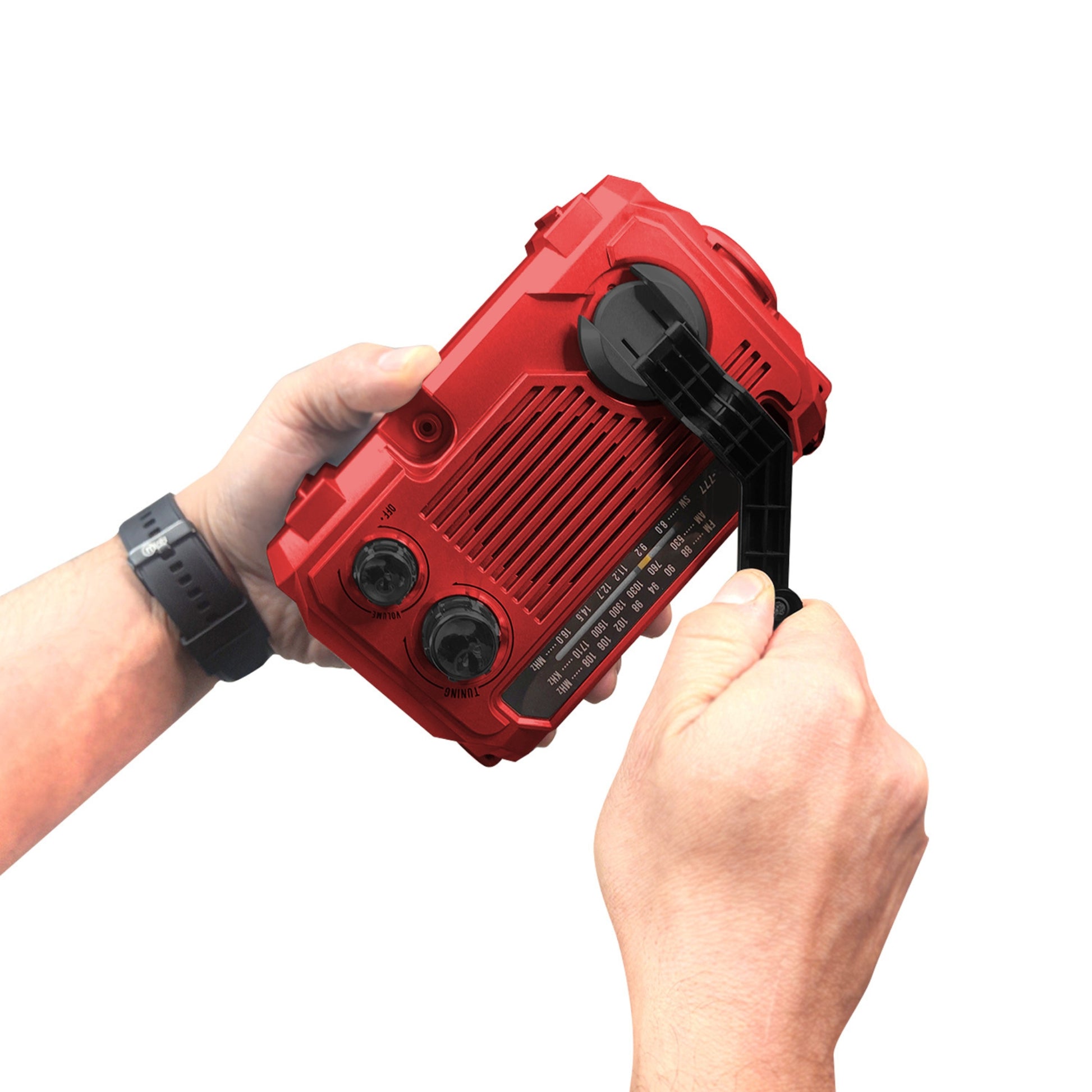 Radio de emergencia Mlab generando energía con manivela dínamo para cargar la batería.