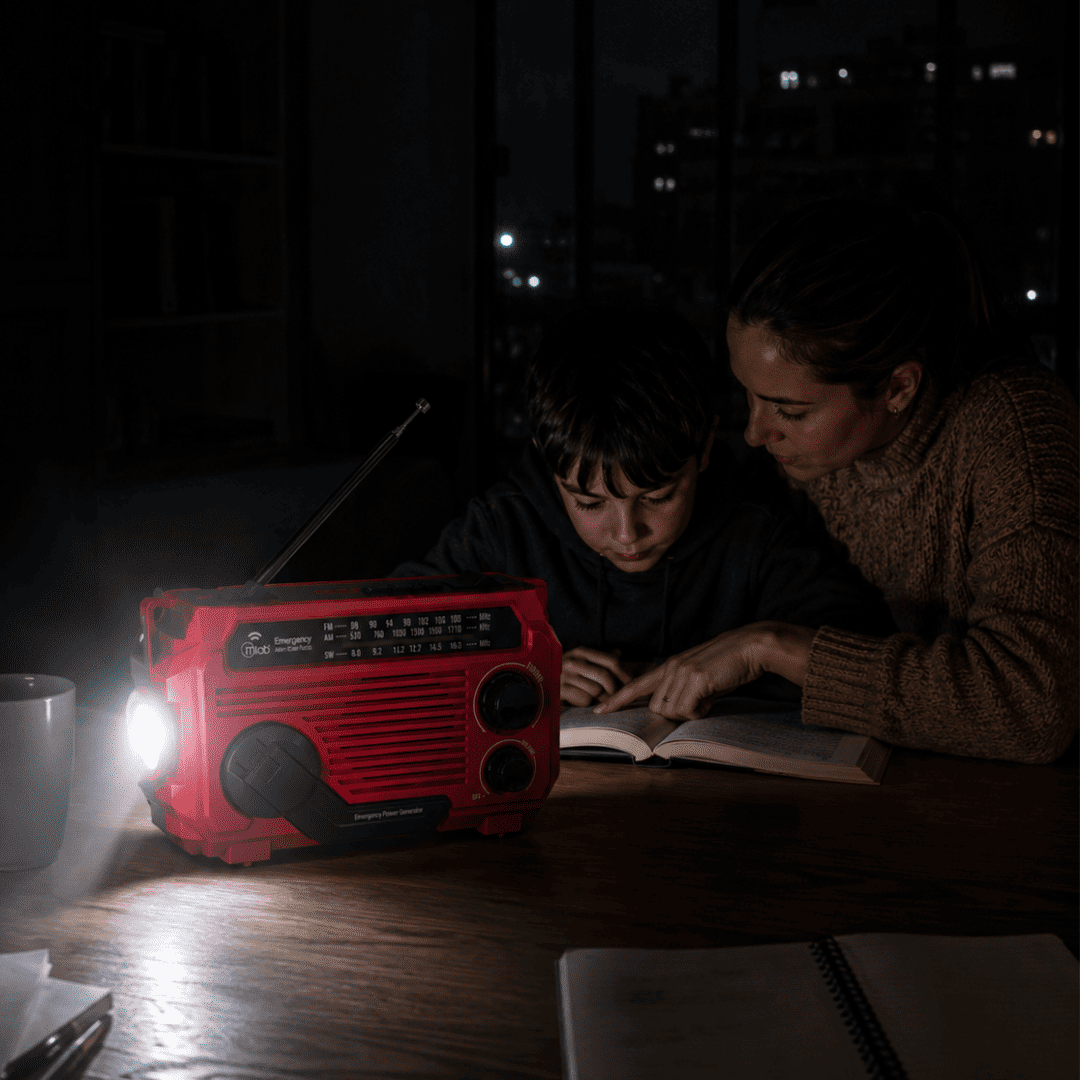 Radio de emergencia Felibox recargable con linterna, USB y AM/FM, esencial para apagones y catástrofes.